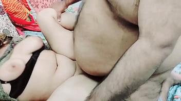 Ibu Tiri Desi Menangkap Anak Tirinya Masturbasi Dengan Bra Dan Celana Dalamnya, Lalu Membantunya Keluar Dengan Suara Hindi Kotor Yang Menggairahkan