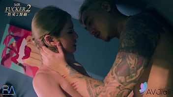 Pelacur Tiongkok Li Zhiyan Beraksi Mesra Dengan Pelayan Di Bar.