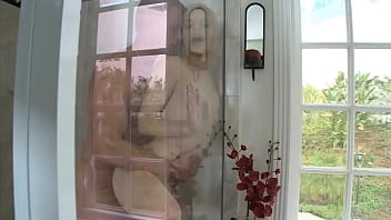 Gadis Pirang Panas Mandi Bareng Saudara Tirinya, Lalu Mereka Bercinta Di Kamar Mandi