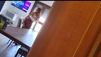 Putri Tiri Menemukan Mainan Dan Mengisi Lubangnya Sampai Ayah Pulang