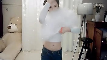 Gadis Tionghoa Seksi Menggoyangkan Tubuhnya Di Depan Kamera