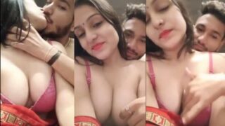 Dewa Nakal Menekan Payudara Susu Bhabhi Telanjang