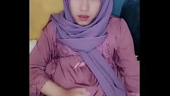 Gadis Solo Berhijab Yang Menggoda Dengan Gaya Lintas Busana