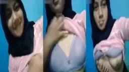 Gadis Berjilbab Cantik Pamer Payudara Mulus Menggoda