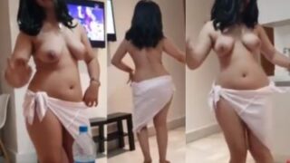 Gadis Seksi Menggoyangkan Tubuh Telanjang Diiringi Lagu Bollywood Yang Panas
