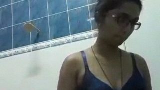 Perawat Tamil Telanjang Menggoda Vagina Berbulu Dengan Jari