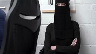 Seorang Pencuri Seksi Dari Pakistan Menghadapi Hukuman Panas Di Amerika