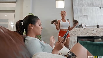 Pembersih Rumah Tangga Yang Berakhir Kotor Dan Liar – Violet Starr, Phoenix Marie