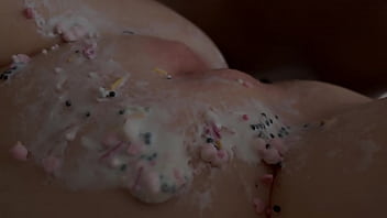 Kue Ultah Ke-18 Buat Anak Tiri, Langsung Dibuat Ibu Tiri Yang Seksi