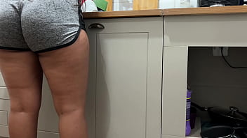 Cunhada Safada Enfiando A Mão Na Pia