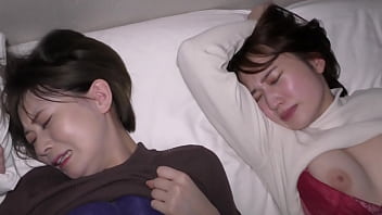 【奇跡の共演】乃木坂＆欅坂の卒業メンバーに激似！2人美女がw挿入で悶絶アクメ→口内発射＆生中出し