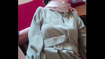 Adik Tiri Berhijab Digoyang Saat Lebaran