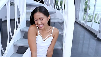 May Thai, Asian Hot Babe, Mengulum Kontol Besar Dan Menelan Sperma Deras