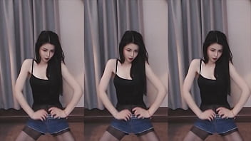 Cô Nàng Trung Quốc Quyến Rũ Nhảy Múa Gợi Cảm Trên Boong Tàu