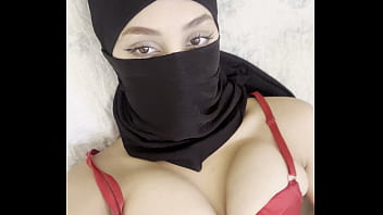 Gadis Berhijab Arab Dalam Niqab Perlahan Memamerkan Payudara Besar Dan Montoknya
