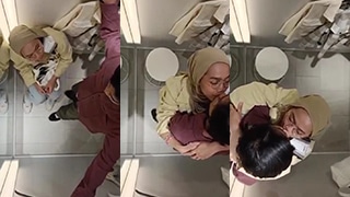 Ciuman Bergairah Dengan Pacar Berhijab Di Balik Pintu Kamar Ganti