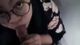 Gadis Berjilbab Menggoda Di Kamar Mandi Mal