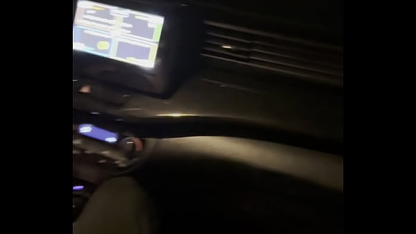 Seorang Gadis Tak Dikenal Menghisap Batangku Saat Kami Melaju Di Jalan Raya.