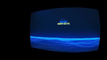 Pakaian Dalam Neon Membungkus Tubuh Gadis Asia Amatir Yang Bergoyang Di Atas Batang Keras