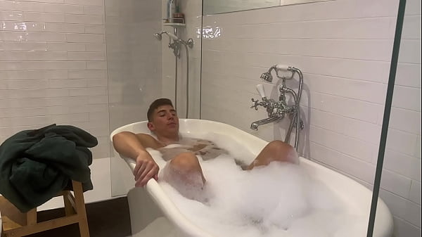 Mandi Panas Bersama Yasmina Khan, Istri Arab Berpayudara Besar Yang Menggairahkan