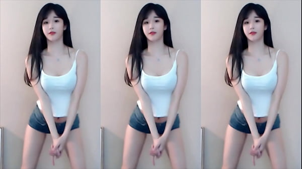 Cô Gái Trung Quốc Mặc áo Hai Dây Phóng Lên Không Trung Trên Tàu Lượn Siêu Tốc