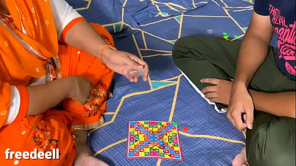 Bhabhi Ke Saath Ludo Khelte Hue, Jeetne Wala Uthaata Hai Mazed