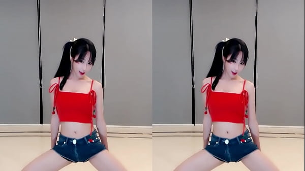 Cô Gái Trung Quốc Nóng Bỏng Nhảy Múa Quyến Rũ Trên Cầu Thang