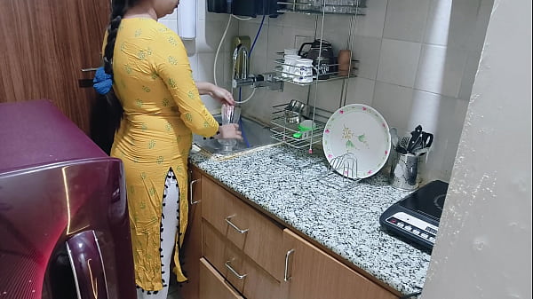 Aku Menemukan Ibu Tiriku Yang Bergairah Di Dapur – Film Panas Berbahasa Hindi