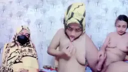 Pamer Telanjang Menggoda Di Balik Jilbab Kuning Yang Menggairahkan