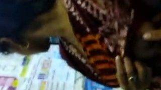 Pelayan Toko Cantik Memamerkan Payudara Montoknya