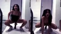 Remaja Tergairah Menggoyang Dildo Hitam Sambil Mengeluarkan Desahan Mesra