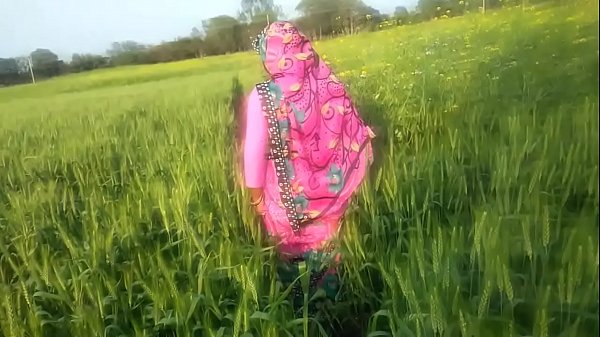 Desi Bhabhi Garmi Chhod Rahi Hai Gaon Ke Jungle Mein