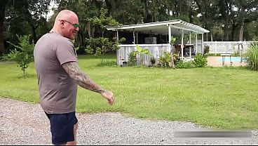 Menggoda Di Tengah Keluarga: Nudis Bebas Pakai Dan Tabu Ayah Tiri