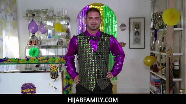 Violet Gems, Si Gadis Berhijab Yang Manis, Menikmati Sesi Mainan Manik-manik Sebelum Belajar Memuaskan Nicky Dengan Mulutnya Yang Menggoda