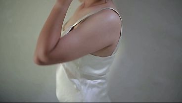 Gadis India Menggoda Diri Dengan Gaun Satin Sutra Yang Menggoda