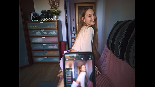 Kakak Tiri Seksi Minta Bantuanku Untuk Foto Erotis Buat Pacarnya