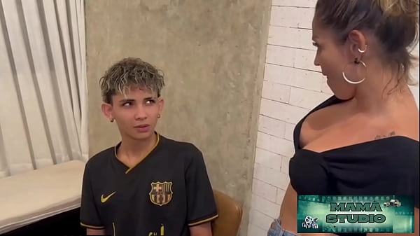 Malam Itu, Aku Harus Melayani Madrasta Genitku Supaya Mulutnya Tutup Tentang Kebiasaanku Nonton Film Panas Saat Makan Malam