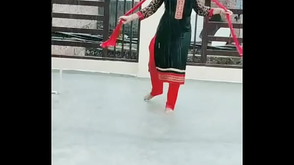 Tarian Goyang Hot Desi Di Vigo