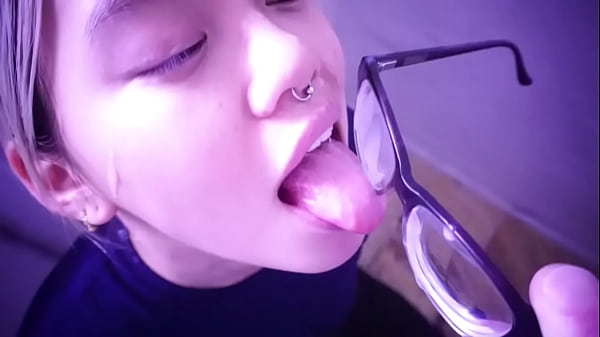 Budak Asia Ngentot Menunggu Tuannya; Dia Menjilat Bekas Sperma Di Kacamatanya. Video Lengkap Di Sabelarsene.com