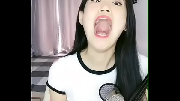 Gadis Tionghoa Menguap Penuh Nafsu
