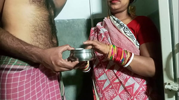 ससुर ने बहू की पीठ पर तेल लगवाया और गेट पर ही जमकर चोदा!