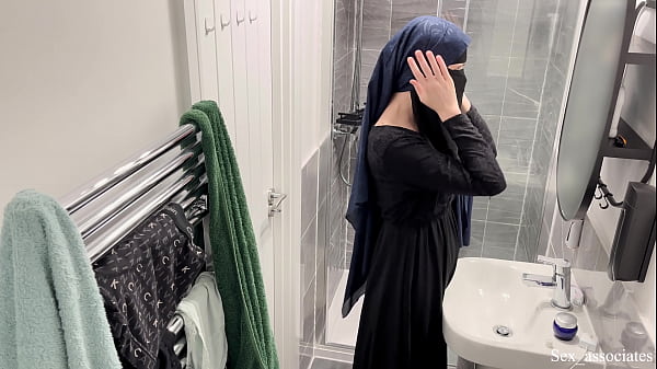 Aku Baru Tahu Cewek Arab Bisa Sebegitunya, Ketiduran Lihat Muslimah Berhijab Lagi Asyik Sendiri Di Kamar Mandi.