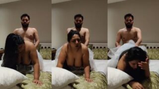 Goyangan Ganas Ibu-ibu Desi Dalam Posisi Menunduk