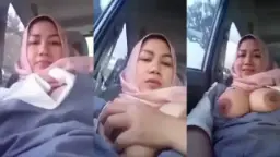 Tante Berjilbab Pamer Payudara Montok Di Dalam Mobil
