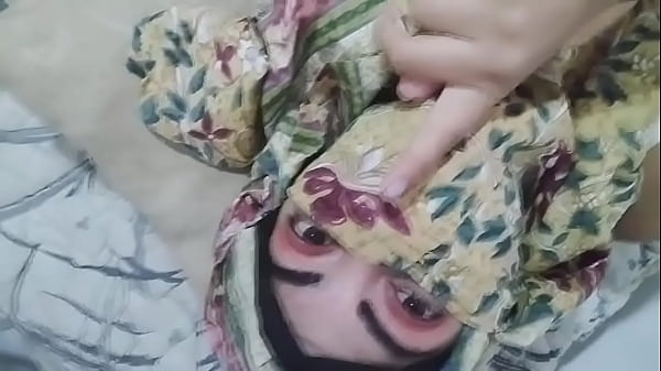 Hijab Basah, Istri Arab Sange Ngocok Memek Sampai Muncrat, Suami Lagi Sholat Di Kamar Sebelah