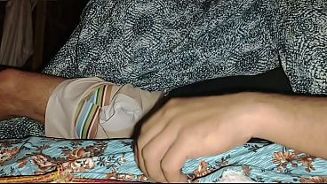 Ibu Tiri Saya Kasih Nikmat Semalaman, Jari Saya Masuk Ke Dalam Memek Sampai Cairan Manis Keluar Semua.