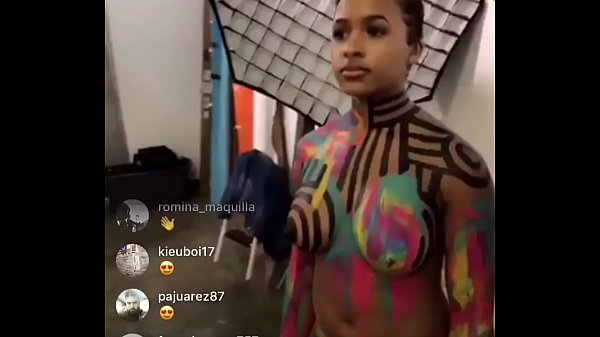 Tetesan Puting Payudara Bocor Saat Live Instagram