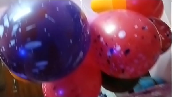 Ibu-ibu India Main Balon Kempes, Mulut Nganga Minta Ditiupin.