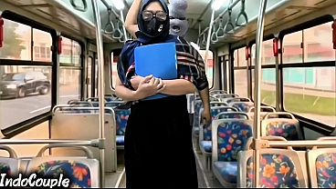 Istri Muslim Pulang Kampus Sendirian Di Bis, Langsung Digaruk Orang Asing Di Balik Hijab.