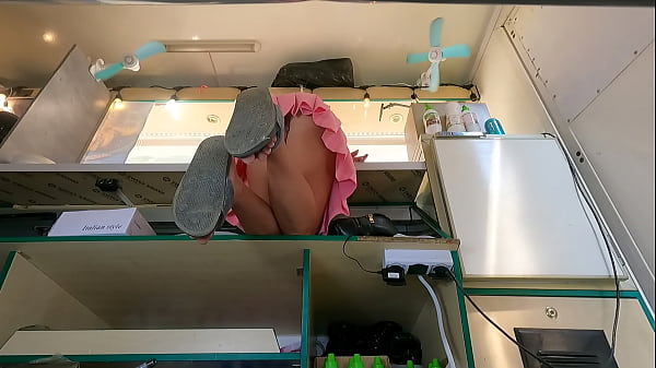 Pandangan Tersembunyi Saat Dia Membungkuk Di Meja Dapur, Roknya Tersingkap Menggoda